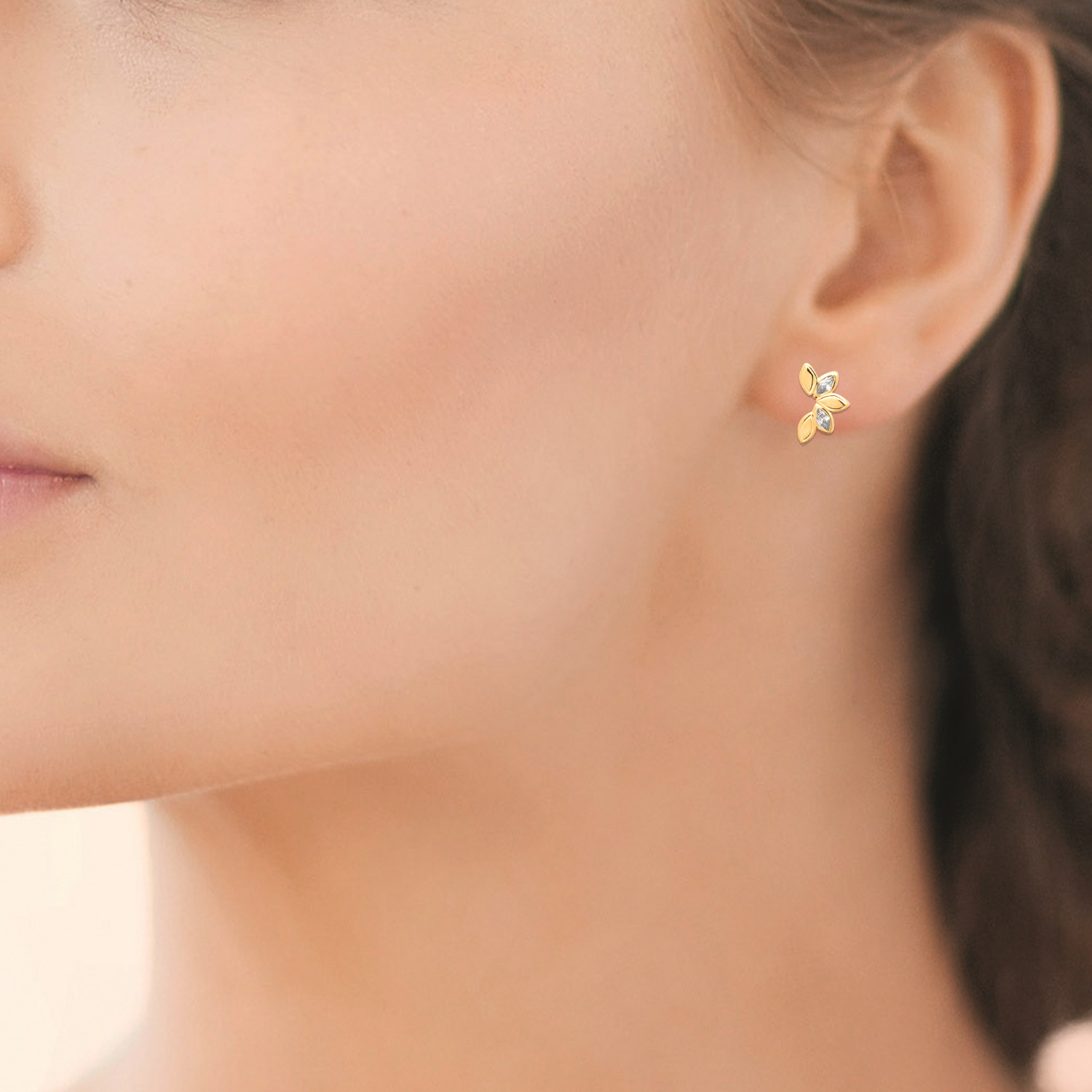 Elégantes boucles d'oreilles en plaqué or jaune 18 carats serties d'oxydes de zirconium blancs.<br/>Leur design floral délicat apporte une touche de féminité et de fraîcheur à votre style.<br/>Parfaits pour rehausser une tenue de jour ou compléter une allure sophistiquée en soirée, ces bijoux intemporels sont un incontournable de votre collection.<br/>Un choix raffiné pour celles qui apprécient la simplicité et l'élégance intemporelle. Pendantes Strass Adolescent Adulte Femme Fille Fleurs Indémodable Nature Elégantes boucles d'oreilles en plaqué or jaune 18 carats serties d'oxydes de zirconium blancs.<br/>Leur design floral délicat apporte une touche de féminité et de fraîcheur à votre style.<br/>Parfaits pour rehausser une tenue de jour ou compléter une allure sophistiquée en soirée, ces bijoux intemporels sont un incontournable de votre collection.<br/>Un choix raffiné pour celles qui apprécient la simplicité et l'élégance intemporelle. Pendantes Strass Adolescent Adulte Femme Fille Fleurs Indémodable Nature