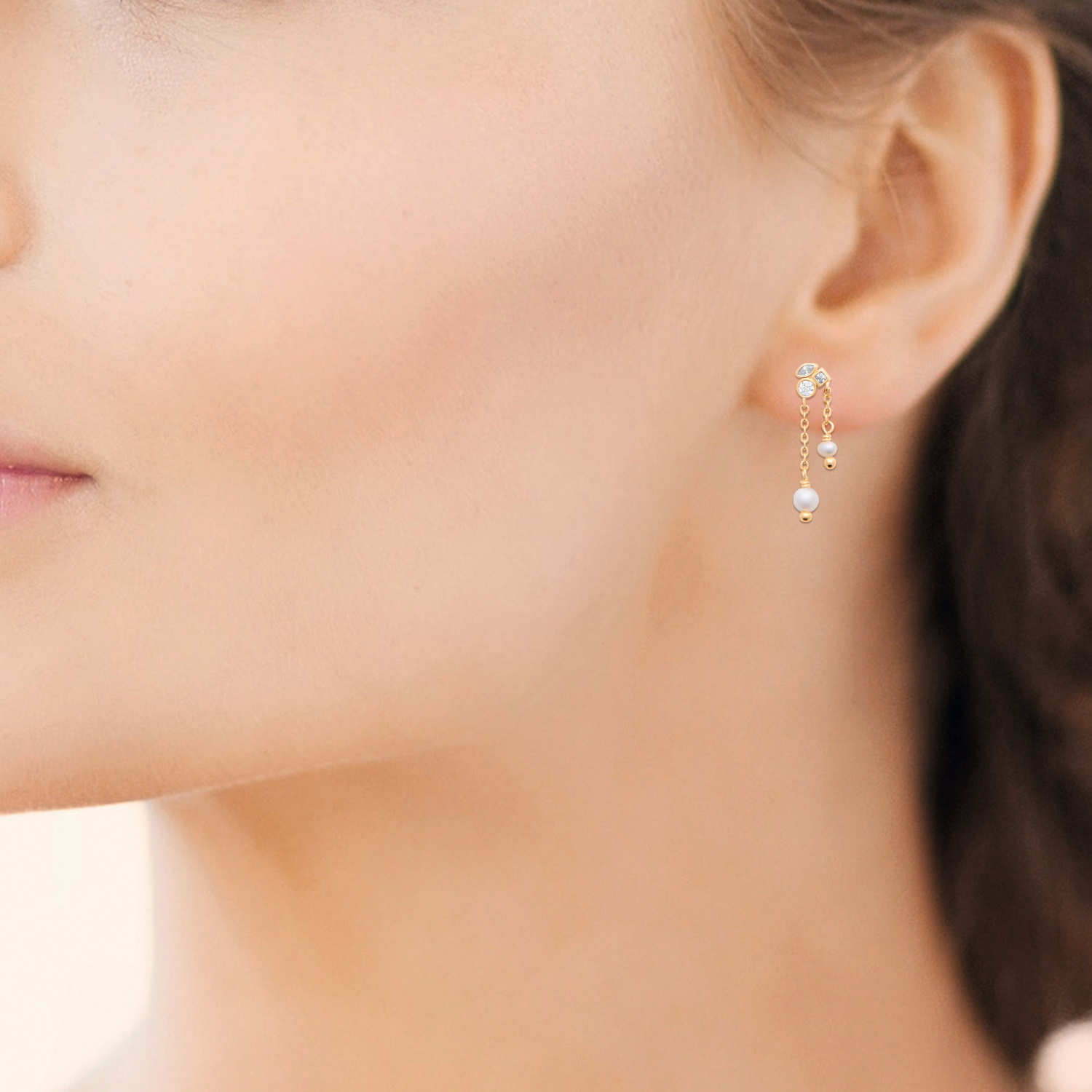 Boucles d'oreilles pendantes en plaqué or jaune 18 carats serties d'oxydes de zirconium blancs et ornées de perles de culture. Pendantes Perle Strass Adolescent Adulte Femme Fille Indémodable Boucles d'oreilles pendantes en plaqué or jaune 18 carats serties d'oxydes de zirconium blancs et ornées de perles de culture. Pendantes Perle Strass Adolescent Adulte Femme Fille Indémodable