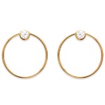 Boucles d'oreilles cercles évidés en plaqué or jaune 18 carats serties d'un oxyde de zirconium blanc.