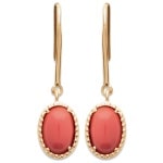 Boucles d'oreilles pendantes en plaqué or 18 carats et pierres ovales d'imitation corail serties 4 griffes.