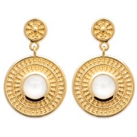 Boucles d'oreilles pendantes composées de pastilles aux motifs en relief en plaqué or 18 carats surmontées de véritables pierres de lune serties clos.