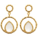 Boucles d'oreilles pendantes avec cercles en plaqué or 18 carats et pierre de lune sertie clos sous forme de goutte.