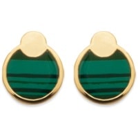 Boucles d'oreilles rondes en plaqué or 18 carats surmontées de véritables pierres de malachite. La malachite incarne la renaissance spirituelle. Elle favorise la capacité de persuasion et amplifie les énergies positives. C'est une pierre de protection contre la négativité, qui aide à lutter contre ses peurs et angoisses. 