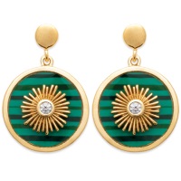 Boucles d'oreilles pendantes de forme ronde avec motif en relief du soleil en plaqué or 18 carats surmonté d'un oxyde de zirconium placé sur une pierre véritable de malachite. La malachite incarne la renaissance spirituelle. Elle favorise la capacité de persuasion et amplifie les énergies positives. C'est une pierre de protection contre la négativité, qui aide à lutter contre ses peurs et angoisses. 