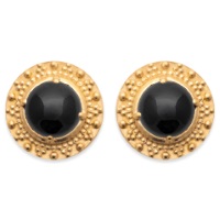 Boucles d'oreilles puces de forme ronde avec motifs en relief en plaqué or 18 carats surmontées d'une véritable pierre d'agate noire sertie 4 griffes de forme ronde. L'agate représente l'équilibre et l'harmonie. Elle est symbole de force et de soutien dans les moments difficiles en recentrant les énergies. Pierre d'ancrage à la terre, elle aide à disperser les énergies négatives et confère stabilité et confiance de soi.