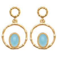 Boucles d'oreilles pendantes composées de cercles en plaqué or jaune 18 carats surmontés d'une véritable pierre d'agate bleue de forme ovale. L'agate représente l'équilibre et l'harmonie. Elle est symbole de force et de soutien dans les moments difficiles en recentrant les énergies. Pierre d'ancrage à la terre, elle aide à disperser les énergies négatives et confère stabilité et confiance de soi.