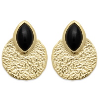 Boucles d'oreilles pendantes composées d'une pastille martelée en plaqué or jaune 18 carats surmontée d'une véritable pierre d'agate noire sertie clos de forme ovale. L'agate représente l'équilibre et l'harmonie. Elle est symbole de force et de soutien dans les moments difficiles en recentrant les énergies. Pierre d'ancrage à la terre, elle aide à disperser les énergies négatives et confère stabilité et confiance de soi.