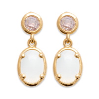 Boucles d'oreilles pendantes en plaqué or jaune 18 carats composées d'un oxyde de zirconium serti clos et d'une véritable pierre de lune sertie 4 griffes de forme ovale.