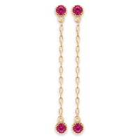 Boucles d'oreilles composées d'une puce en plaqué or jaune 18 carats sertie d'une pierre de couleur rose et d'une chaîne en plaqué or jaune 18 carats finissant par une pierre de couleur rose sertie clos.