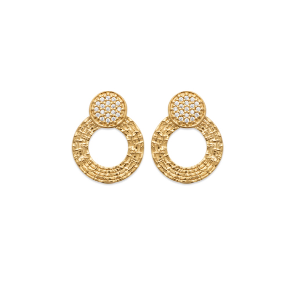 Boucles d'oreilles pendantes composées d'un cercle en plaqué or jaune 18 carats surmontée d'un pavage d'oxydes de zirconium blancs de forme ronde. Cercle Pendantes Rond  Adolescent Adulte Femme Fille Indémodable 