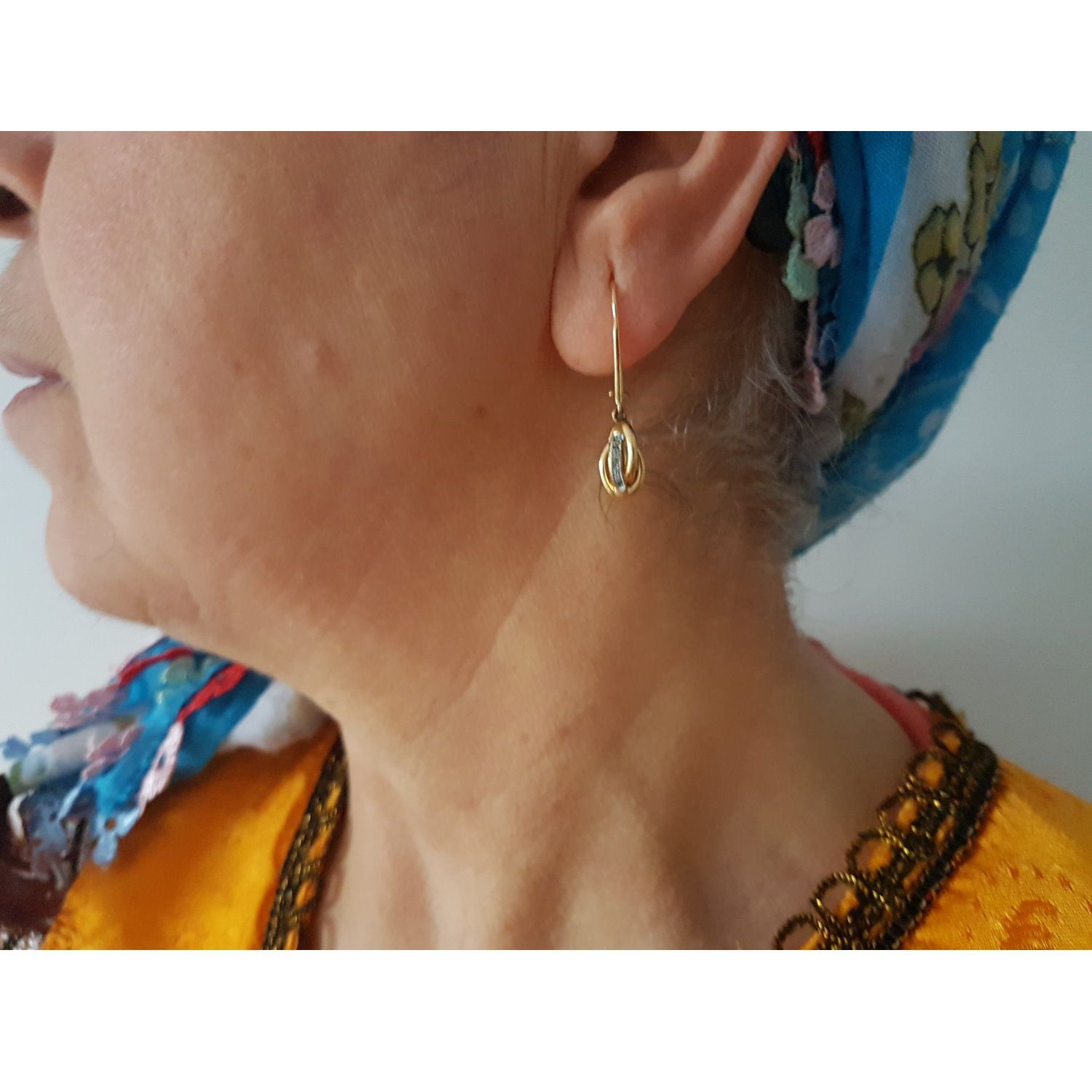 Boucles d'oreilles pendantes en plaqué or jaune 18 carats serties d'oxydes de zirconium blancs.  Adulte Femme Indémodable 