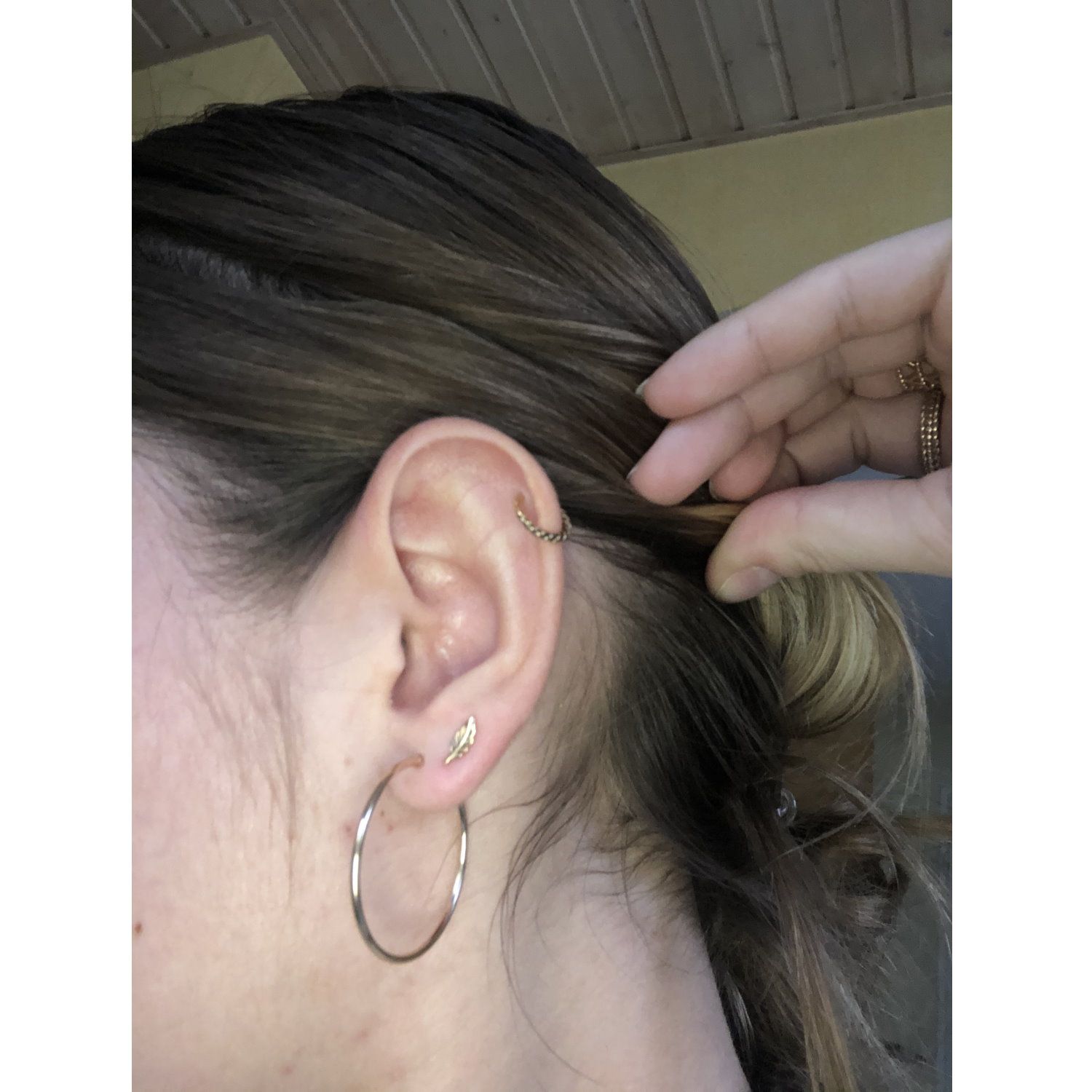 Petites boucles d'oreilles plumes en plaqué or 18 carats. Plume  Adolescent Adulte Femme Fille Indémodable 