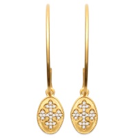 Boucles d'oreilles créoles ouvertes en plaqué or 18 carats et pendants ovales avec motif croix en oxydes de zirconium blancs.