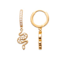 Boucles d'oreilles créoles en plaqué or jaune 18 carats pavées en partie d'oxydes de zirconium blancs avec un pendant en forme de serpent pavé d'oxydes de zirconium blancs.