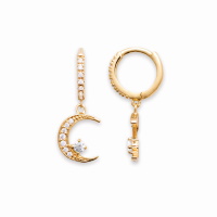 Boucles d'oreilles créoles en plaqué or jaune 18 carats pavées en partie d'oxydes de zirconium blancs avec pendant croissant de lune pavé d'oxydes de zirconium blancs surmonté d'un oxyde de zirconium blanc serti 4 griffes.