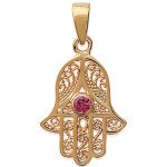 Pendentif en plaqué-or et pierre synthétique rouge. Main de Fatma.