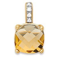 Pendentif en plaqué or 18 carats pavé d'oxydes de zirconium surmonté d'une pierre de couleur jaune dorée sertie 4 griffes.