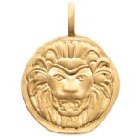 Pendentif lion en plaqué or matifié. Le plaqué or n'est pas brillant mais mat pour donner un effet vieilli et contemporain. Il s'accordera parfaitement à votre tenue sans être trop visible. A porter sur une chaîne avec une médaille simple comme celle-là <a href='https://www.mary-jane.fr/mws/popup.php?page=10&art=75064'>https://www.mary-jane.fr/mws/popup.php?page=10&art=75064</a> ou bien à monter sur un jonc avec un autre pendentif.