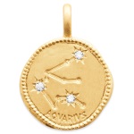 pendentif avec motif de la constellation du signe du zodiaque Verseau (Aquarius en latin) en plaqué or jaune 18 carats serti d'oxydes de zirconium blancs.