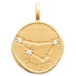 pendentif avec motif de la constellation du signe du zodiaque Capricorne (Capricorn en latin) en plaqué or et oxydes de zirconium.