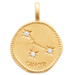 pendentif avec motif de la constellation du signe du zodiaque Cancer (Cancer en latin) en plaqué or et oxydes de zirconium.