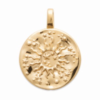 Pendentif rond représentant le soleil et des étoiles en plaqué or jaune 18 carats.