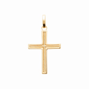 Ce délicat pendentif en forme de croix en plaqué or jaune 18 carats, incrusté d'un motif de chaîne. Un bijou raffiné qui allie spiritualité et élégance, parfait pour ajouter une touche de brillance discrète à votre quotidien ou pour offrir en symbole d'affection et de foi. Vendu sans la chaîne.