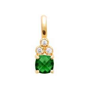 Pendentif en plaqué or jaune 18 carats serties d'oxydes de zirconium blancs et serties griffes d'une pierre de couleur verte. Vendu seul sans chaîne.