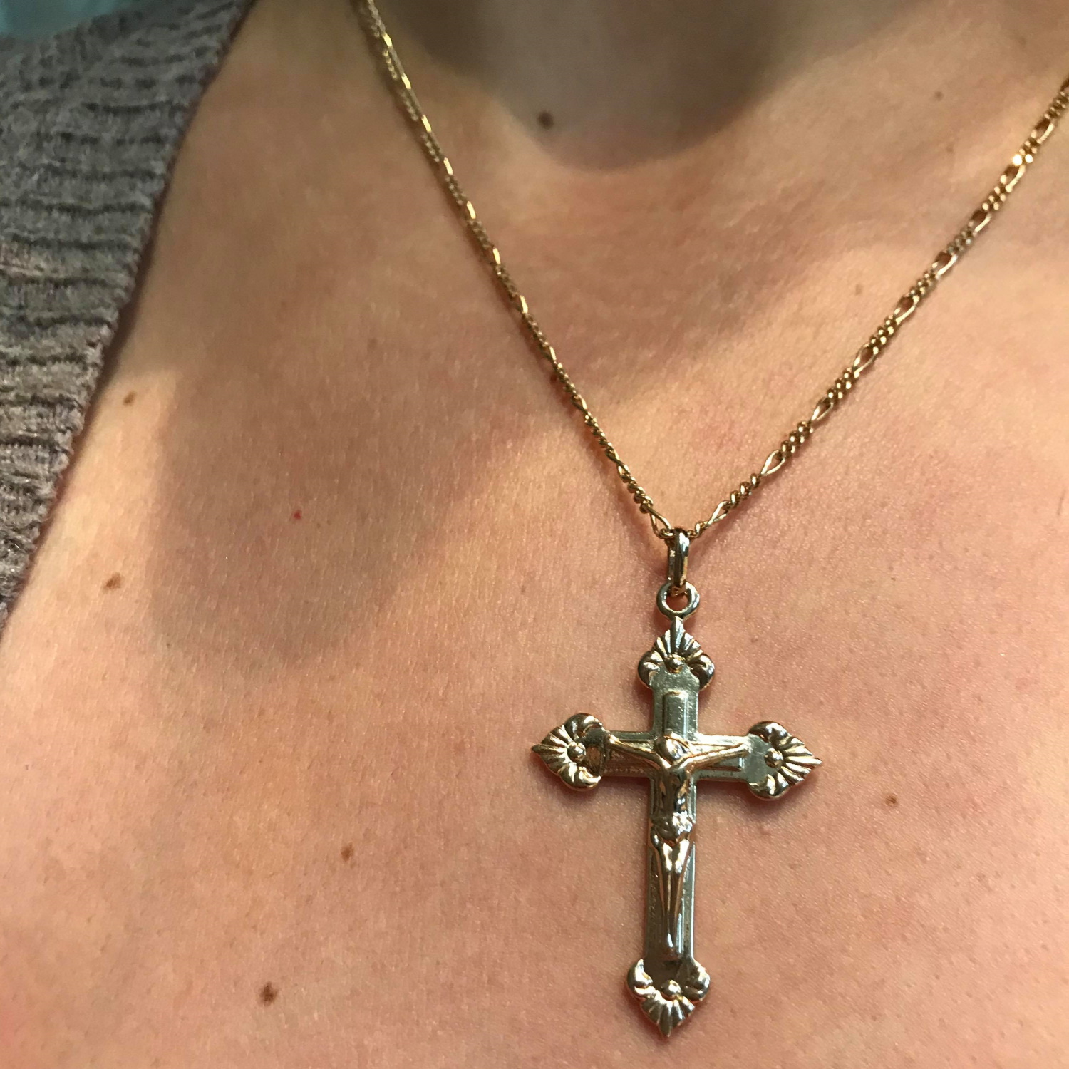 Pendentif crucifix croix avec Jésus en plaqué or. Croix  Adolescent Adulte Communion Femme Fille Garçon Indémodable Mixte Personnage Religion Symboles 