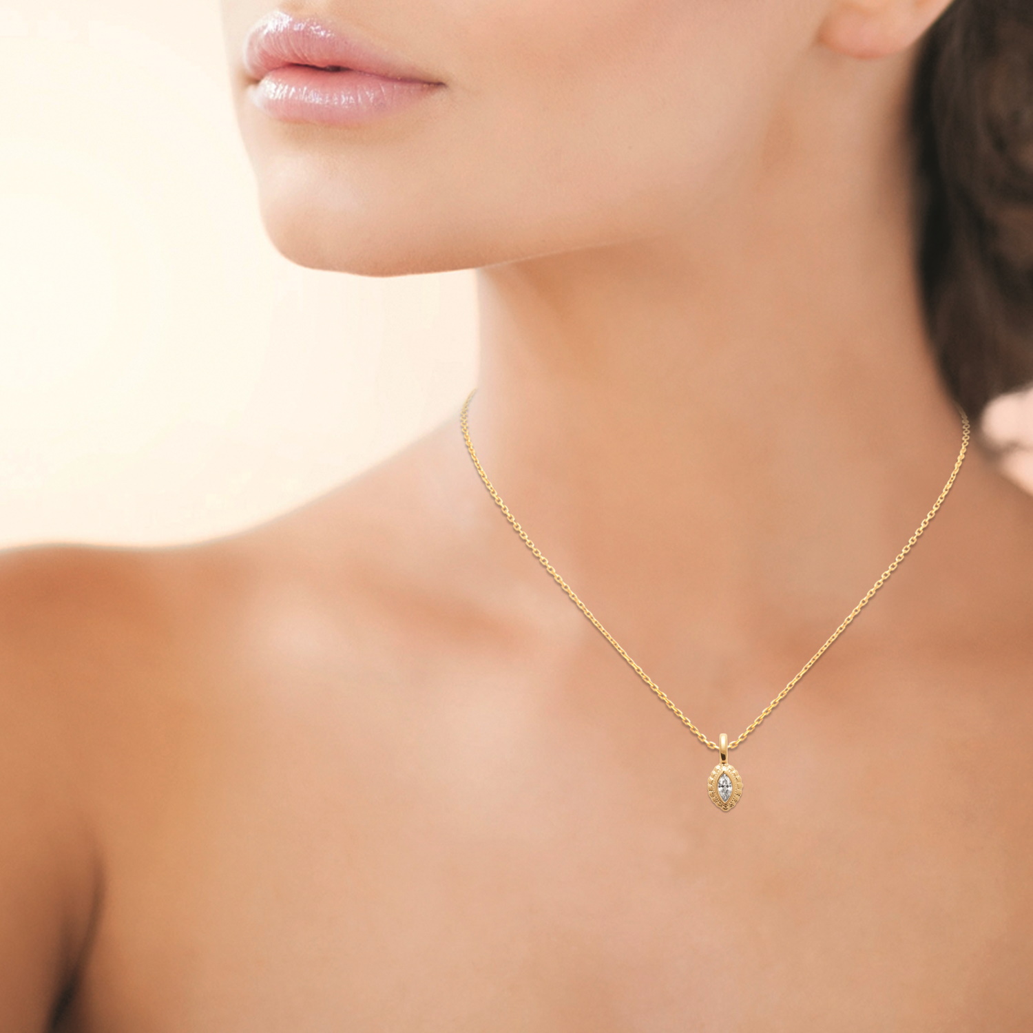 Pendentifen plaqué or jaune 18 carats serti d'un oxyde de zirconium blanc. Ovale Adolescent Adulte Femme Fille Gravure Indémodable Pendentifen plaqué or jaune 18 carats serti d'un oxyde de zirconium blanc. Ovale Adolescent Adulte Femme Fille Gravure Indémodable