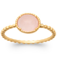 Bague anneau au contour boules en plaqué or jaune 18 carats surmontée d'une véritable pierre de quartz rose sertie 4 griffes. Le quartz dissipe la peur, calme et apaise. Il apporte de l'espoir et aide à se retrouver en tant qu'individu, à s'intégrer dans la société. Il est excellent pour le mental et pour l'état physique.