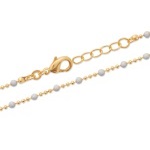 Bracelet en plaqué or 18 carats avec perles en émail blanc.