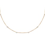 Collier court en plaqué or et perles en émail blanc.