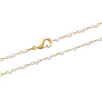 Bracelet en plaqué or 18 carats avec perles de miyuki de couleur blanche. Fermoir mousqueton avec 2 cm de rallonge.