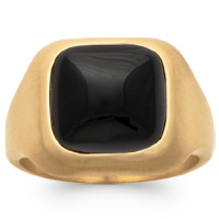 Bague en plaqué or jaune 18 carats surmontée d'une véritable pierre d'agate noire sertie clos. L'agate représente l'équilibre et l'harmonie. Elle est symbole de force et de soutien dans les moments difficiles en recentrant les énergies. Pierre d'ancrage à la terre, elle aide à disperser les énergies négatives et confère stabilité et confiance de soi.