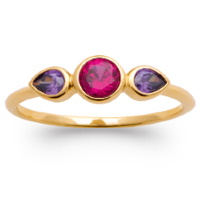 Bague en plaqué or jaune 18 carats surmontée de 3 pierres de couleur rose et violette sertie clos.