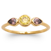 Bague en plaqué or jaune 18 carats surmontée de 3 pierres de couleur jaune et violette sertie clos.