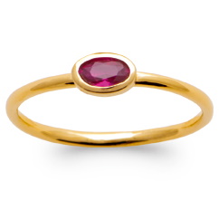 Bague en plaqué or jaune 18 carats surmontée d'une pierre de couleur rose sertie clos de forme ovale.