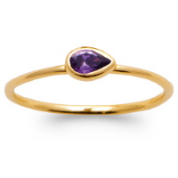 Bague en plaqué or jaune 18 carats surmontée d'une pierre sertie clos de couleur violette.