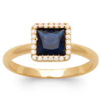 Bague en plaqué or jaune 18 carats surmontée d'une pierre de couleur bleue sertie clos entourée d'un pavage d'oxydes de zirconium blancs.