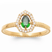 Bague en plaqué or jaune 18 carats surmontée d'une pierre de couleur verte sertie 4 griffes en forme de goutte entourée d'un pavage d'oxydes de zirconium blancs.