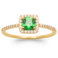 Bague en plaqué or jaune 18 carats surmontée d'une pierre de couleur verte de forme carré sertie 4 griffes entourée d'un pavage d'oxydes de zirconium blancs.