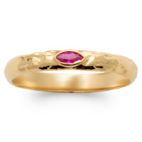 Bague anneau martelé en plaqué or jaune 18 carats sertie clos d'une pierre de couleur rose de forme ovale.