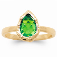 Bague en plaqué or jaune 18 carats surmontée d'une pierre de couleur verte sertie clos en forme de goutte.