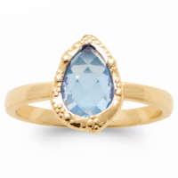 Bague en plaqué or jaune 18 carats surmontée d'une pierre de couleur bleue sertie clos en forme de goutte.