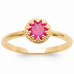 Bague en plaqué or jaune 18 carats sertie griffes d'une pierre de couleur rose.