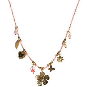 Collier composé d'un cordon de fils roses et dorés, de pendants en forme de pastille, de cœur, de fleur et de papillon en acier doré, de trois perles blanches et roses, d'une fleur en acier doré sertie d'un strass et d'une perle transparente avec le dessin de fleur. Fermoir mousqueton avec 5 cm de rallonge.