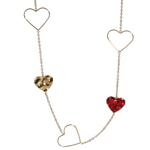 Collier sautoir composé d'une chaîne en acier doré avec des cercles en forme cœur et des cœurs martelés et pavés d'émail rouge. Fermoir mousqueton avec 5 cm de rallonge.