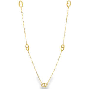 Ce collier sautoir incarne l'élégance moderne avec une touche d'inspiration marine. Conçu en acier inoxydable de haute qualité, il offre une brillance dorée durable tout en étant résistant au quotidien. Le collier est rythmé par sept motifs ovales évidés, rappelant le célèbre design grain de café. Ces éléments apportent du relief et un caractère iconique à la pièce. Les motifs sont reliés par une chaîne maille forçat délicate, ce qui permet au sautoir de rester léger et fluide sur le décolleté ou par-dessus un vêtement.