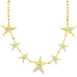 Ce collier capture l'essence même de l'été et des journées ensoleillées au bord de l'eau. Alliant robustesse et élégance marine, c'est l'accessoire idéal pour celles qui souhaitent ajouter une touche de fraîcheur à leur tenue. Le collier est orné de sept étoiles de mer délicatement travaillées, réparties en cascade pour habiller élégamment le décolleté. Chaque étoile présente une texture réaliste et un centre serti d'une petite pierre d'un bleu turquoise éclatant, rappelant les eaux cristallines. L'acier est recouvert d'une finition dorée brillante, offrant un contraste chaud et luxueux avec le bleu des pierres.
